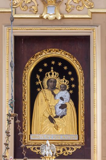 Obraz Matki Boskiej z Dzieciątkiem - w ołtarzu głównym