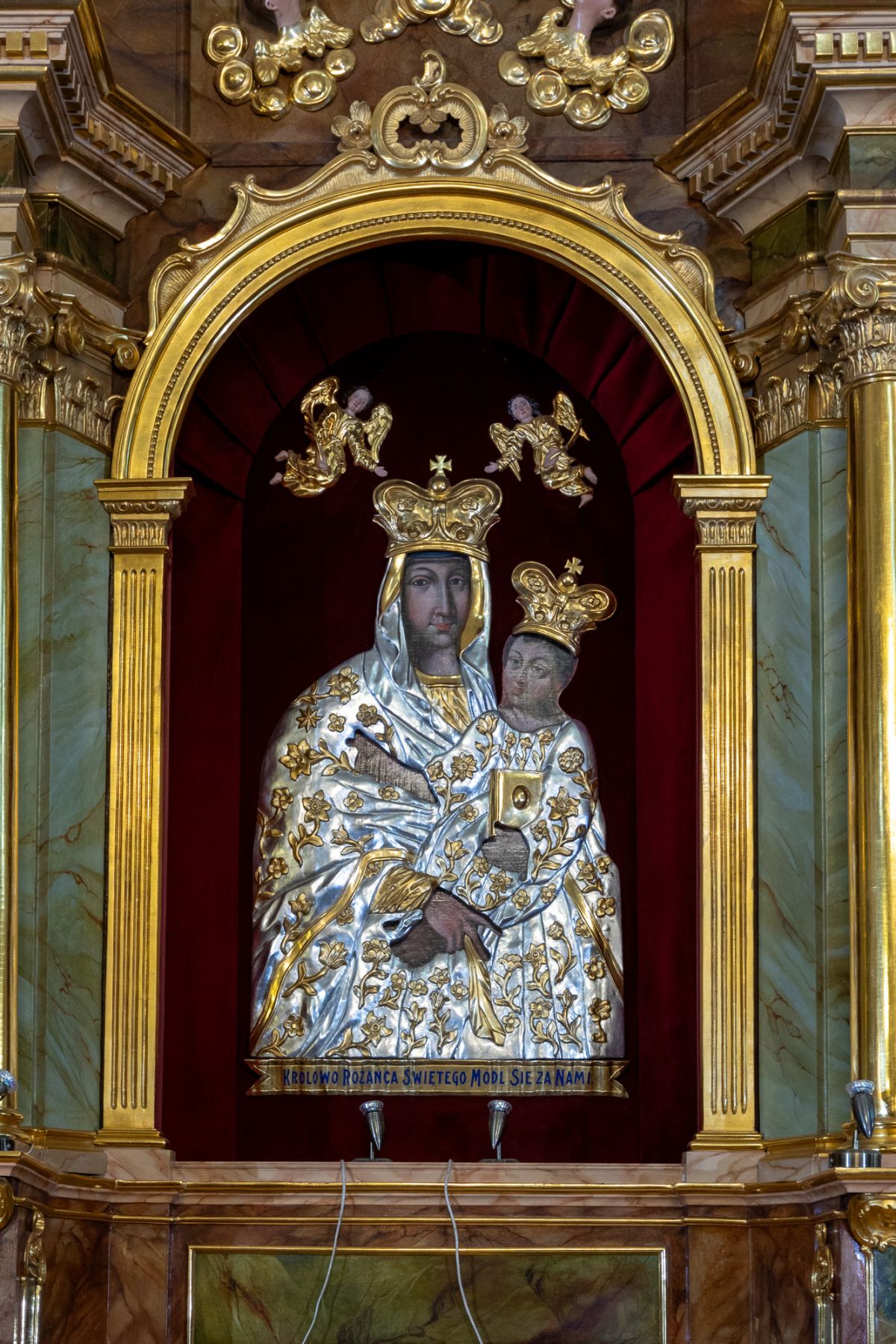 Obraz Matki Boskiej z Dzieciątkiem w ołtarzu bocznym