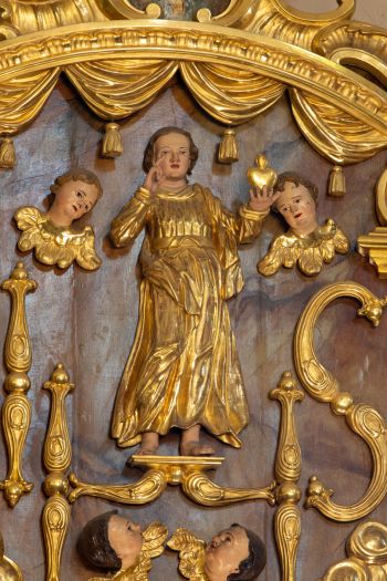 Płaskorzeźba Dzieciątka Jezus – w ołtarzu bocznym