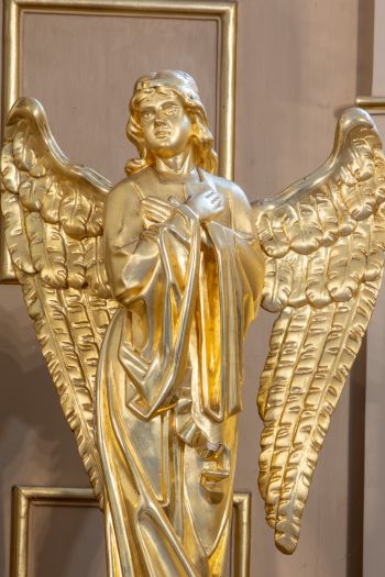 Rzeźba anioła w ołtarzu głównym