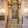 Para ołtarzy bocznych: a) obraz Adoracji MB z Dzieciątkiem przez św. Antoniego; b) obraz św. Agaty