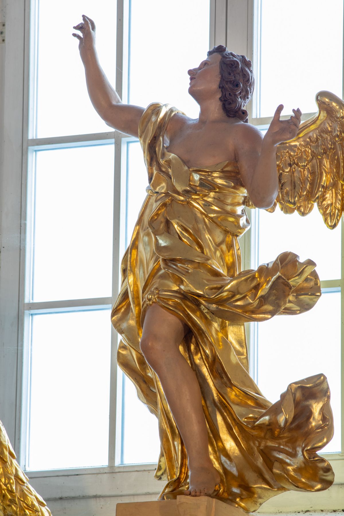Rzeźba anioła w ołtarzu głównym (druga)