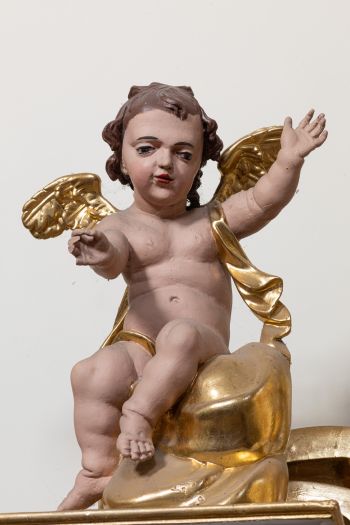 Rzeźba – Aniołki - w zwieńczeniu ołtarza świętej Urszuli