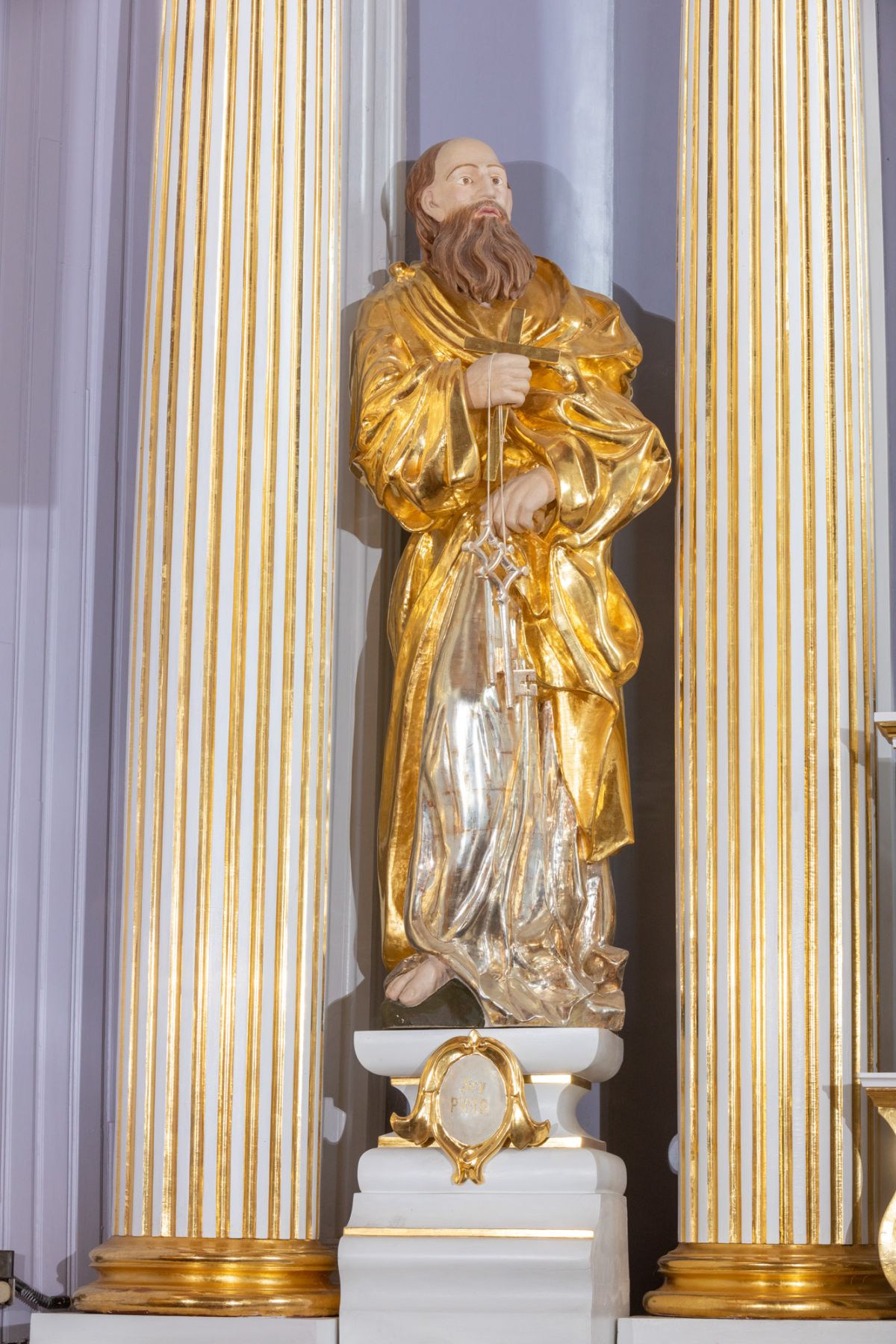 Rzeźba świętego Piotra w ołtarzu głównym