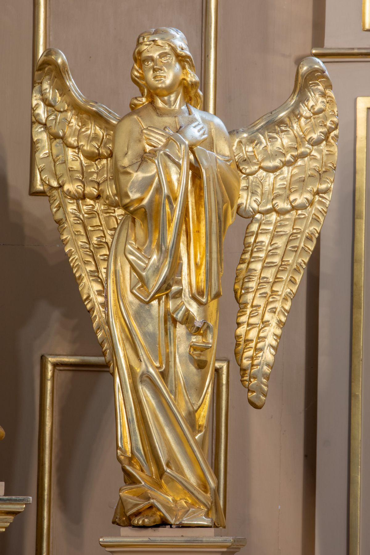 Rzeźba anioła w ołtarzu głównym