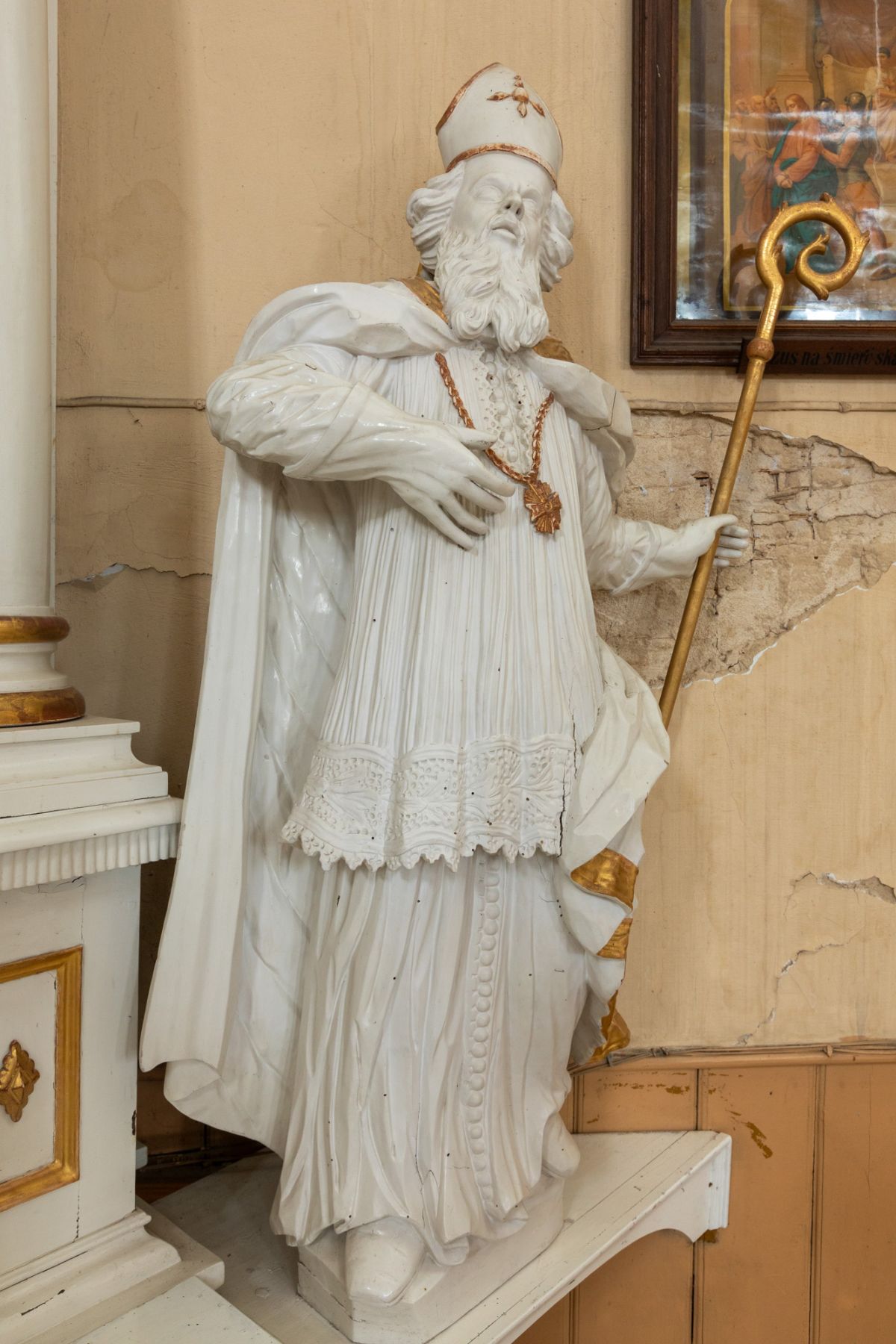 Rzeźby świętego Biskupa i świętego Jana Nepomucena - w ołtarzu bocznym prawym