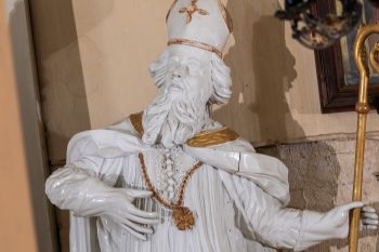 Rzeźby świętego Biskupa i świętego Jana Nepomucena - w ołtarzu bocznym prawym
