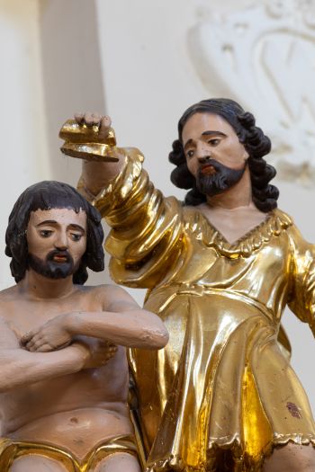 Rzeźba – Chrzest Chrystusa w Jordanie  - w zwieńczeniu chrzcielnicy