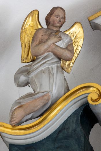 Anioły – zwieńczenie ołtarza głównego