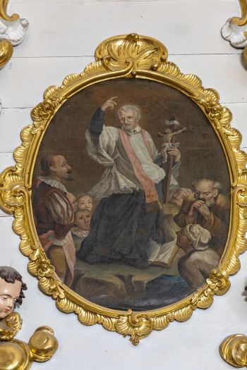 Obraz – Kazanie świętego Franciszka Ksawerego – w zwieńczeniu ołtarza Matka Boska z Dzieciątkiem.
