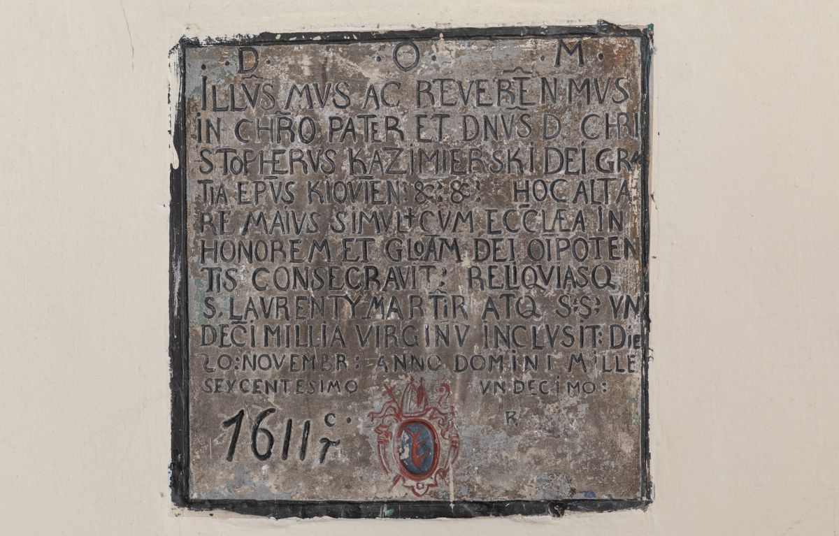Tablica konsekracji ołtarza w 1611 r. przez biskupa Krzysztofa Kazimierskiego