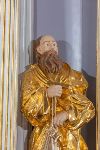 Rzeźba świętego Piotra w ołtarzu głównym