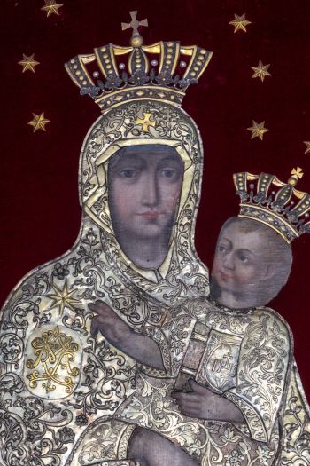 Obraz Matki Boskiej z Dzieciątkiem - w ołtarzu bocznym