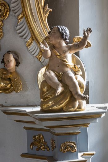 Rzeźby – Aniołki – zwieńczenie ołtarza świętego Józefa