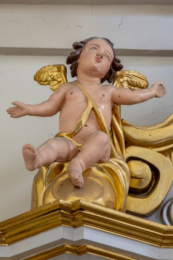 Rzeźby aniołków - zwieńczenie ołtarza św. Franciszka