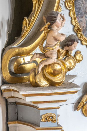 Rzeźby – Aniołki – ze zwiększenia ołtarzu matki Boskiej z Dzieciątkiem