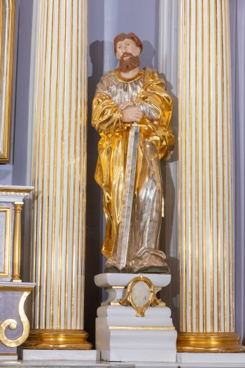 Rzeźba świętego Pawła w ołtarzu głównym