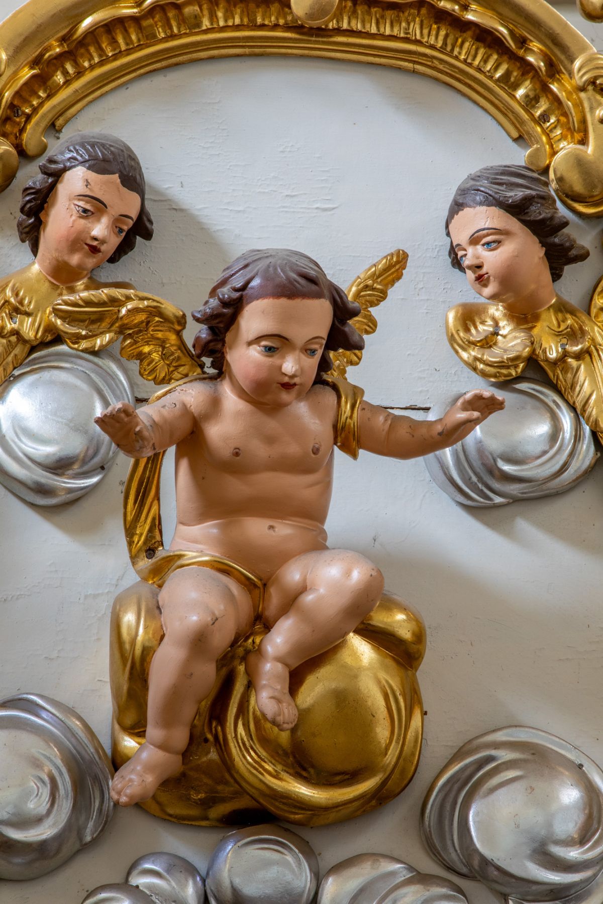 Rzeźby aniołków - zwieńczenie ołtarza św. Franciszka