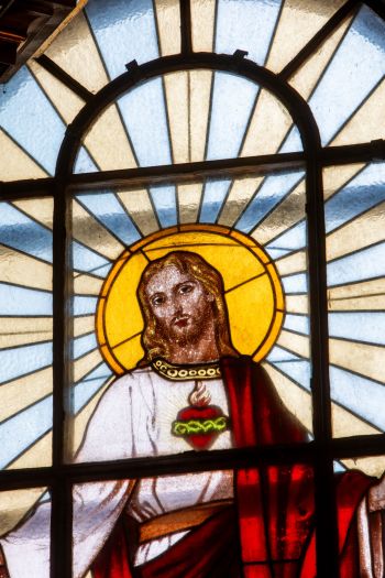 Obraz Serca Jezusa - w witrażu okna prezbiterium