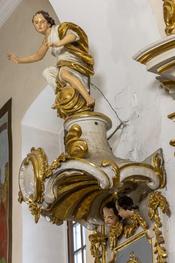 Rzeźba Anioła – zwieńczenie chrzcielnicy