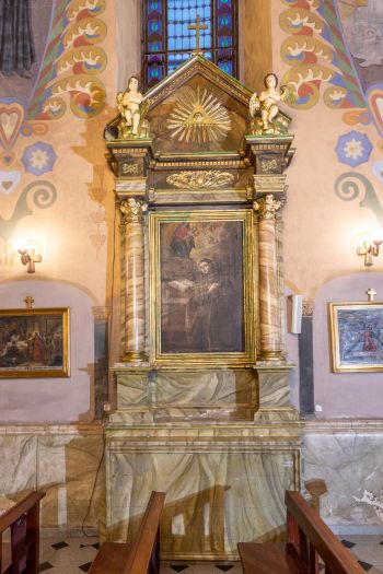 Para ołtarzy bocznych: a) obraz Adoracji MB z Dzieciątkiem przez św. Antoniego; b) obraz św. Agaty
