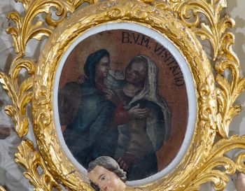 Obraz Nawiedzenie Najświętszej Marii Panny - zwieńczenie ołtarza głównego.
