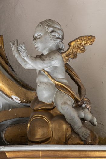 Rzeźba – Aniołki – zwieńczenie ołtarza głównego