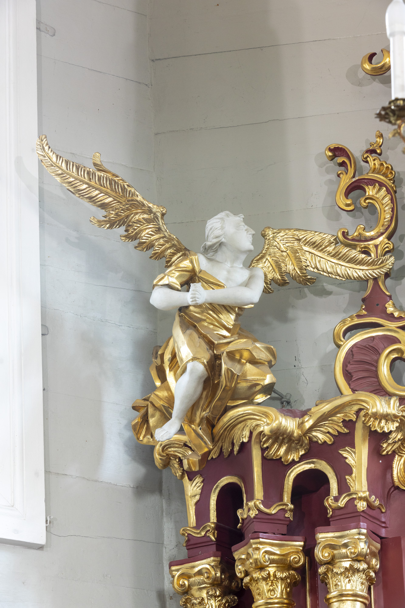 Para figur Aniołów w ołtarzu bocznym