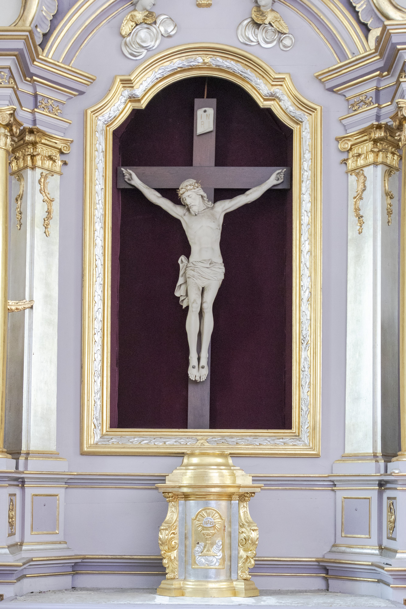 Figura Chrystusa Ukrzyżowanego w ołtarzu kaplicy południowej