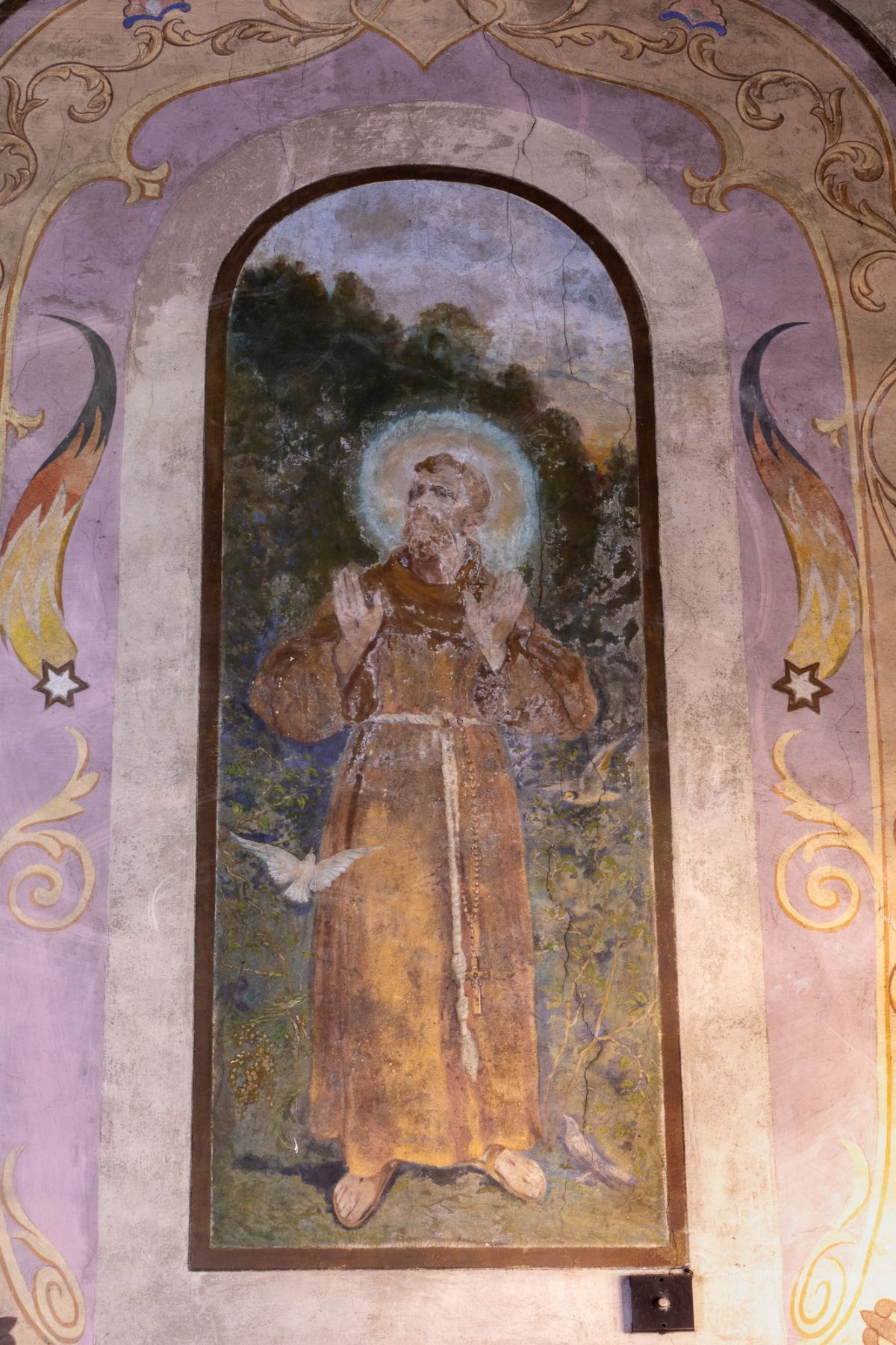 Obraz św. Franciszka i emblemat kaganka - w polichromii prezbiterium